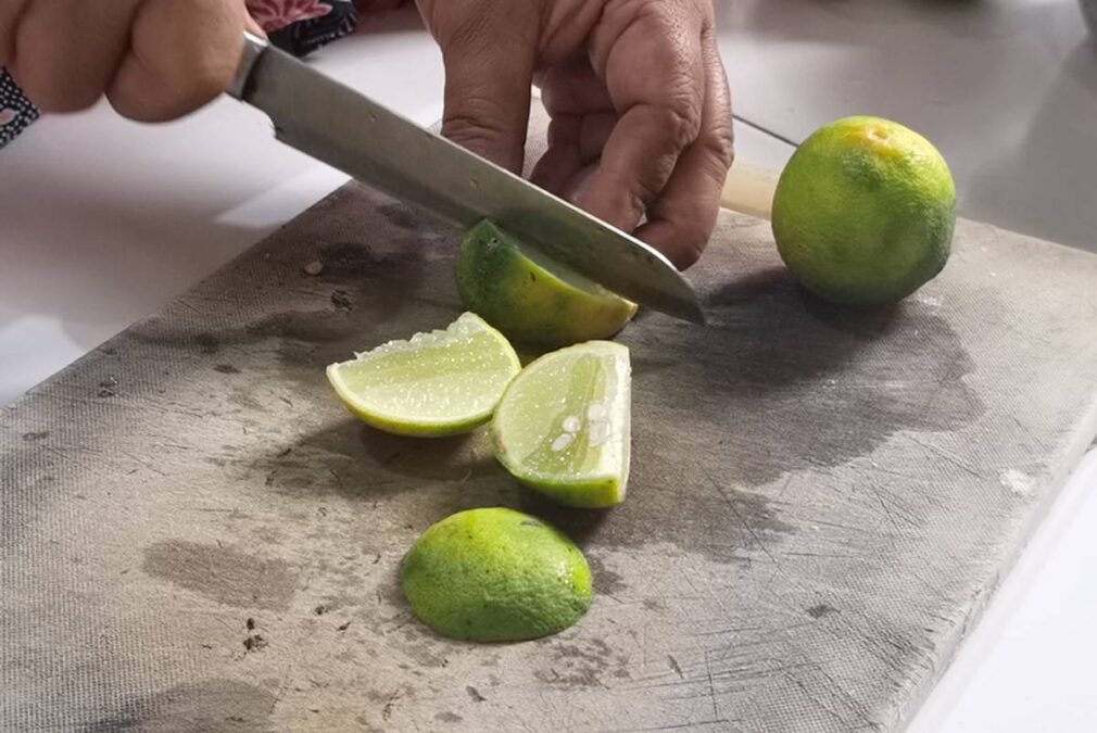 mulher cortando limão