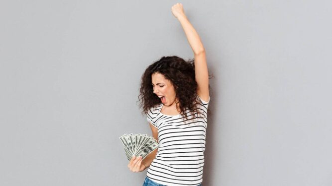 mulher feliz ganhando dinheiro signos