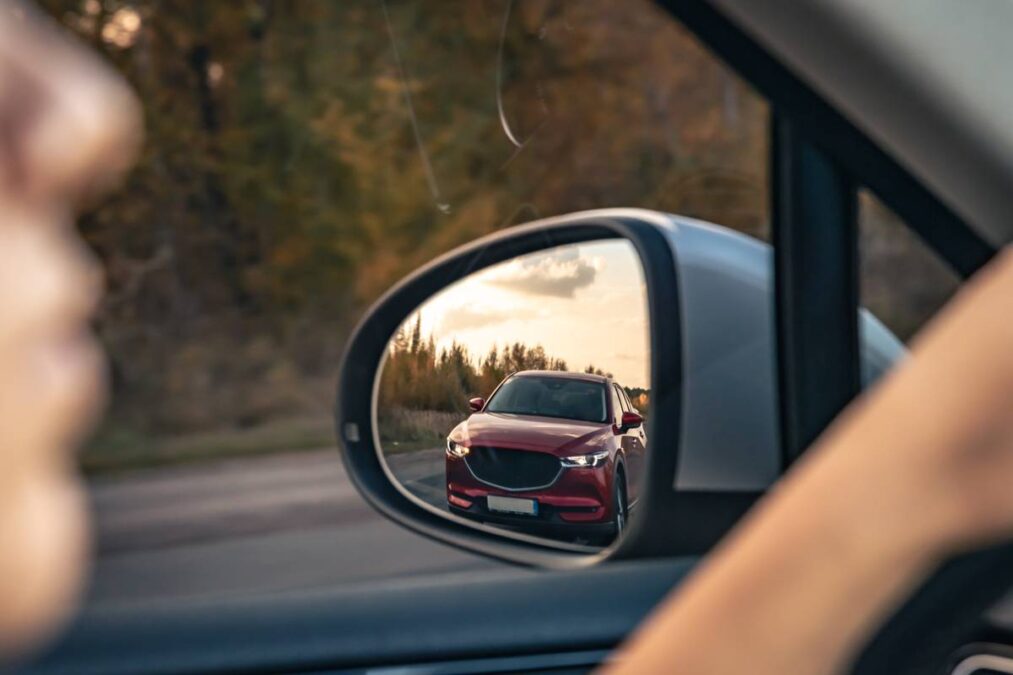 Nova regra para retrovisores estão em vigor; veja como evitar a multa