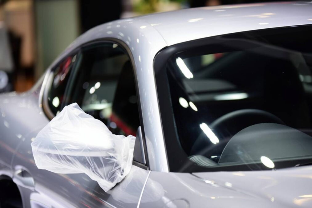 saco plástico no espelho retrovisor