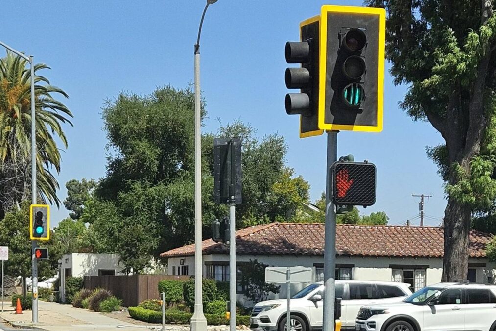 O que significa o semáforo com borda amarela