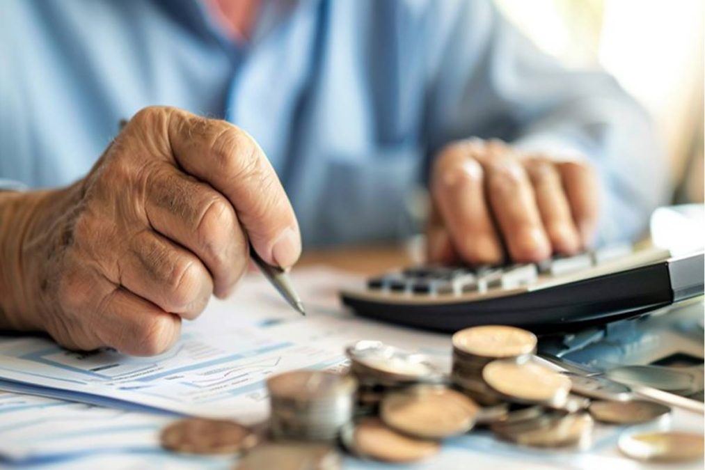 O ChatGPT disse: Pessoa calcula finanças e aposentadoria INSS 2026