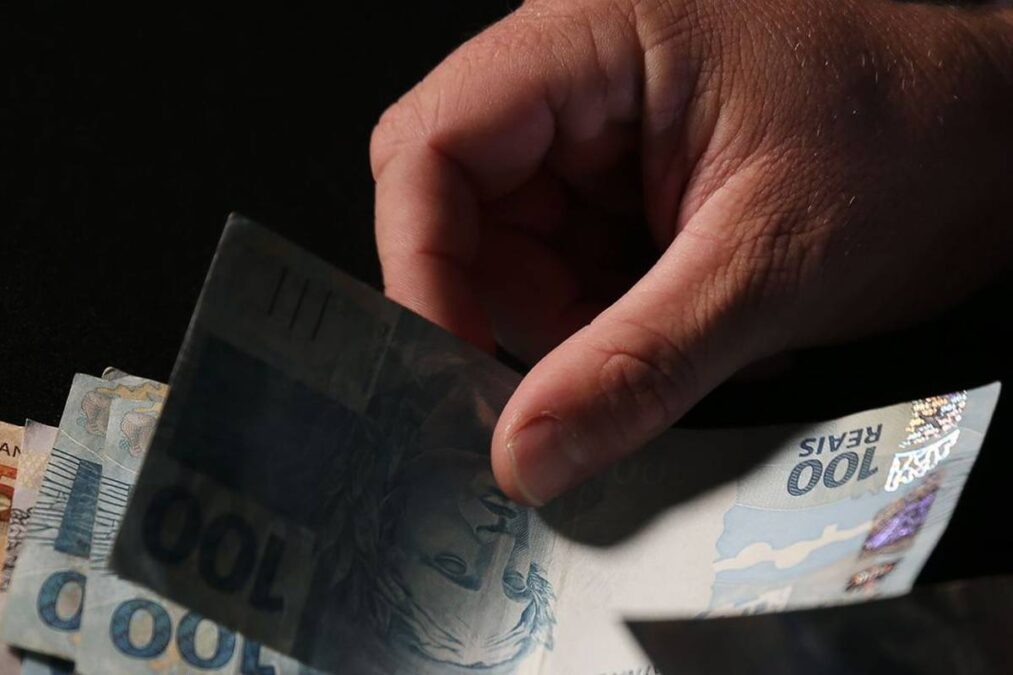 Dinheiro na mão. Banco Central alerta sobre dinheiro no banco