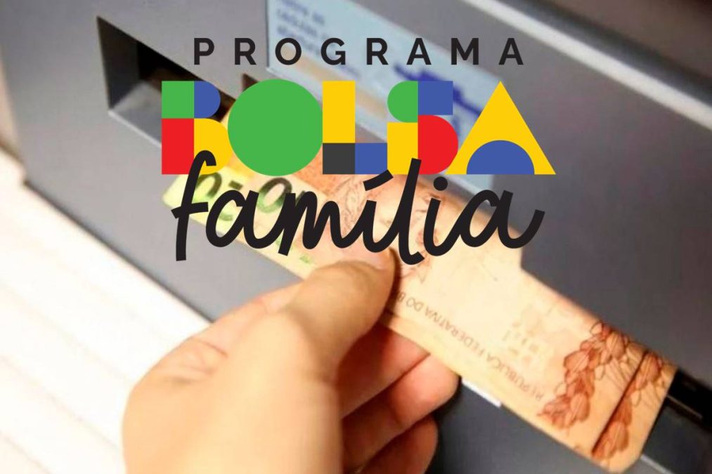 Pessoa saca dinheiro do Bolsa Família em caixa eletrônico
