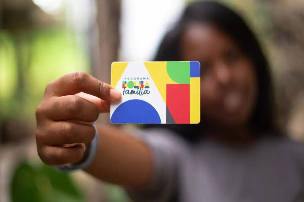 O ChatGPT disse: Pessoa segura cartão do programa Bolsa Família