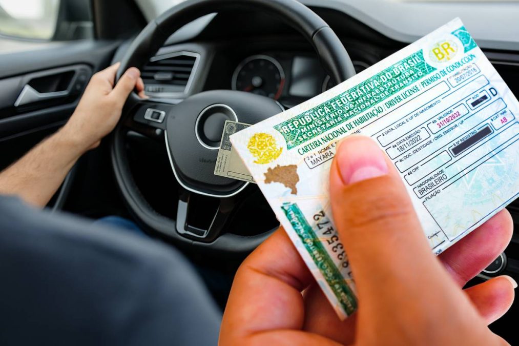 Dirigindo carro com a CNH