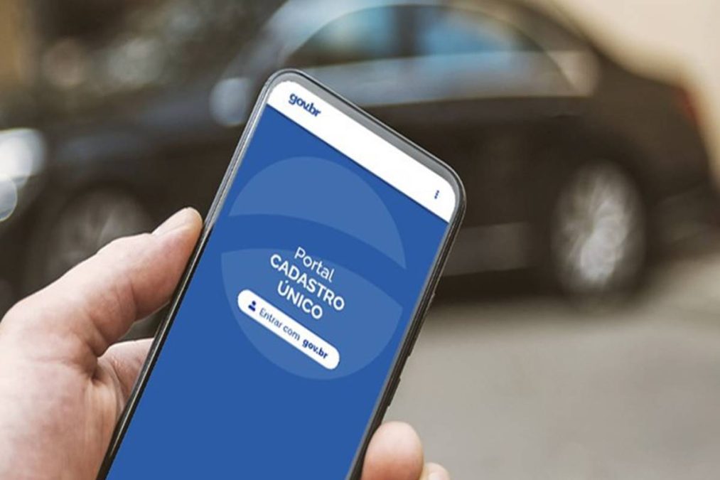 Pessoa acessa o app do CadÚnico para consultar benefícios