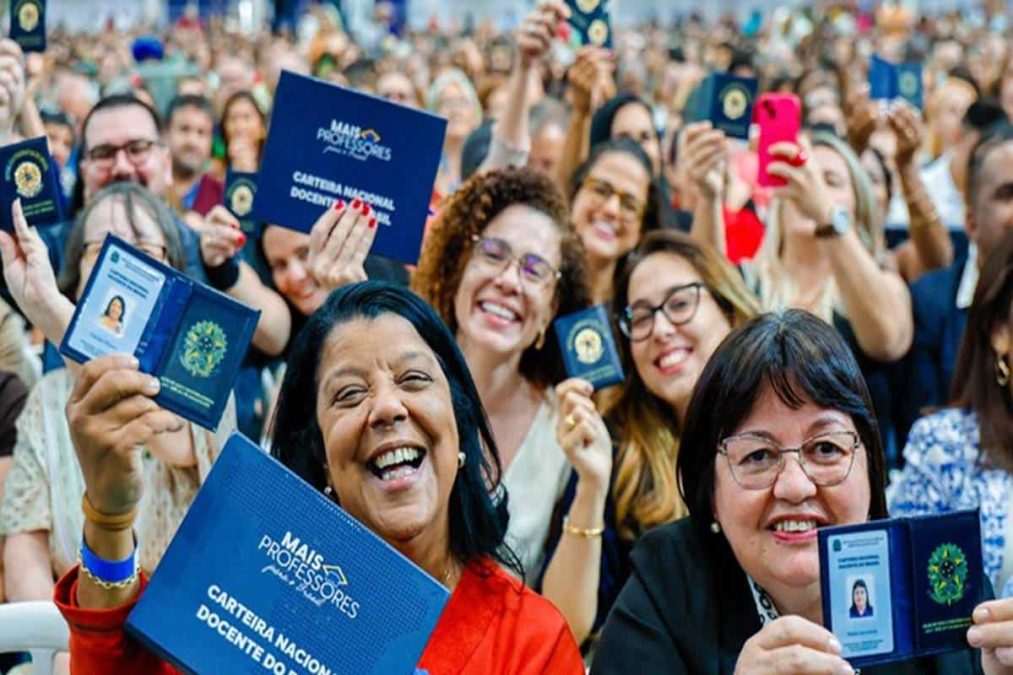 Professores comemoram Carteira Nacional Docente