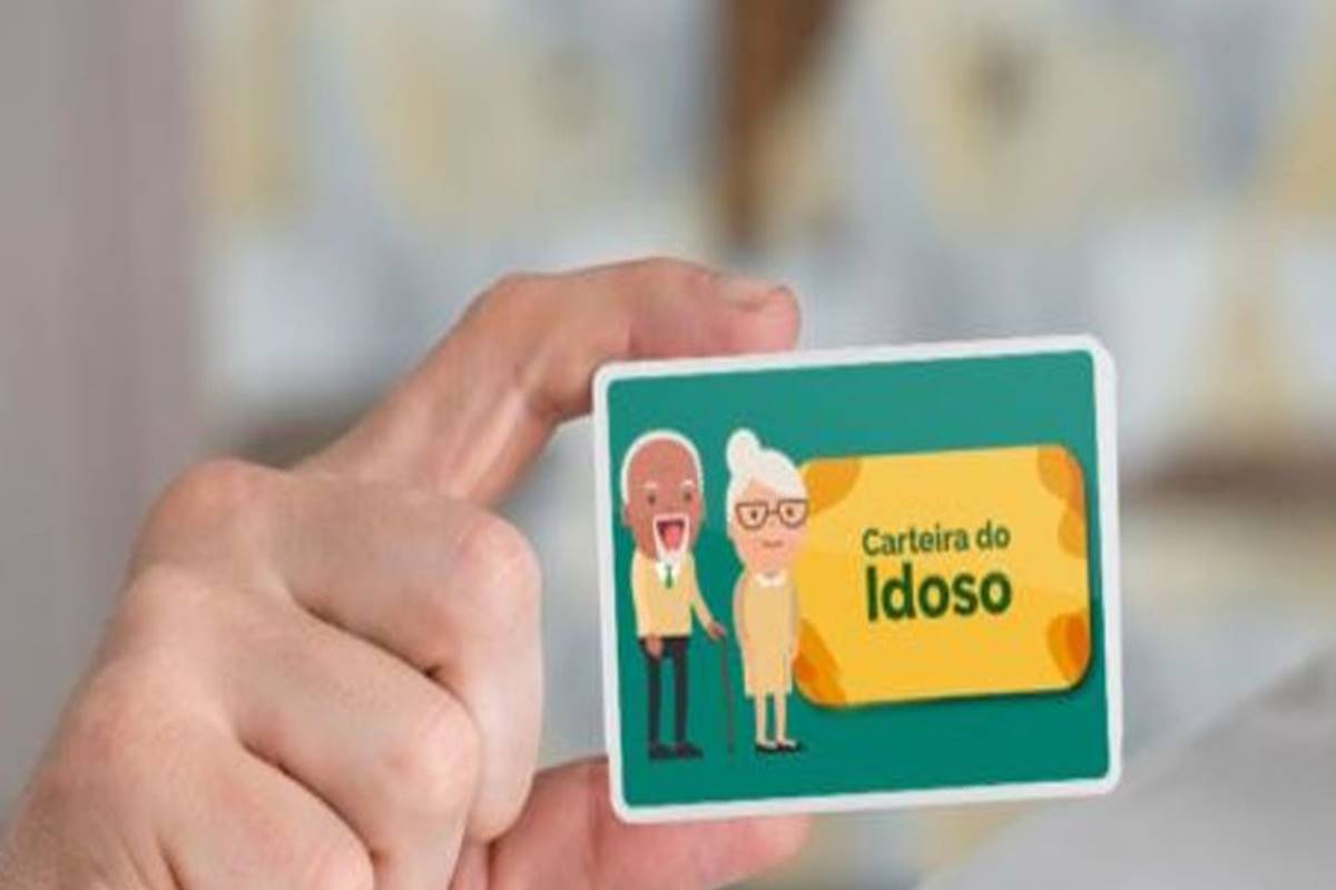 Carteira do Idoso garante viagens grátis e prioridade em serviços: saiba como emitir pela internet Pessoa segurando a Carteira do Idoso atualizada