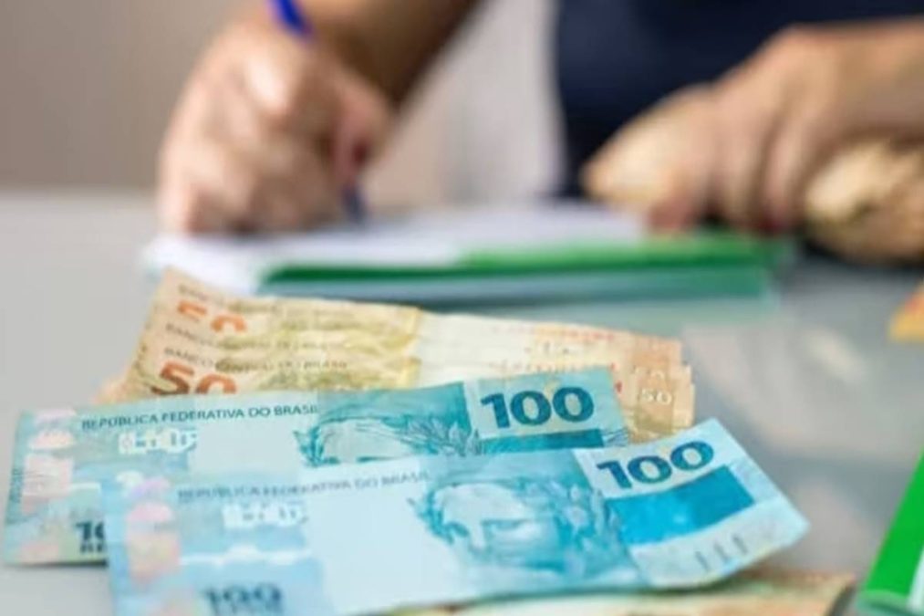 Notas de reais sobre a mesa representam aposentadoria
