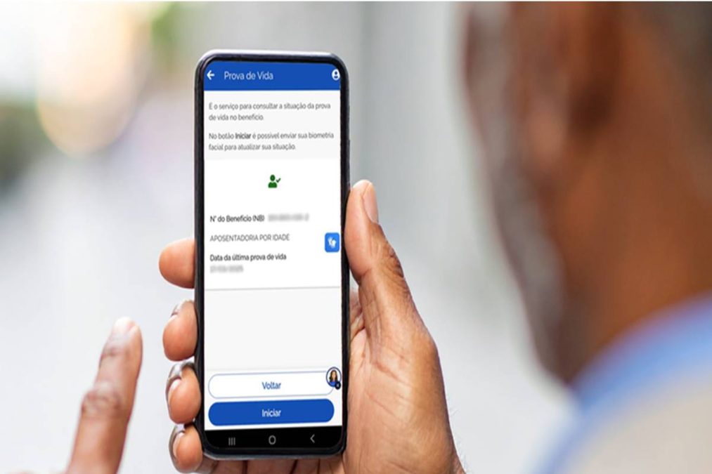 Homem realiza prova de vida do INSS pelo celular.