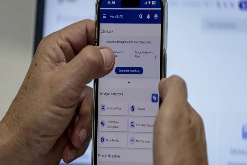 Pessoa acessa o app Meu INSS para verificar prova de vida