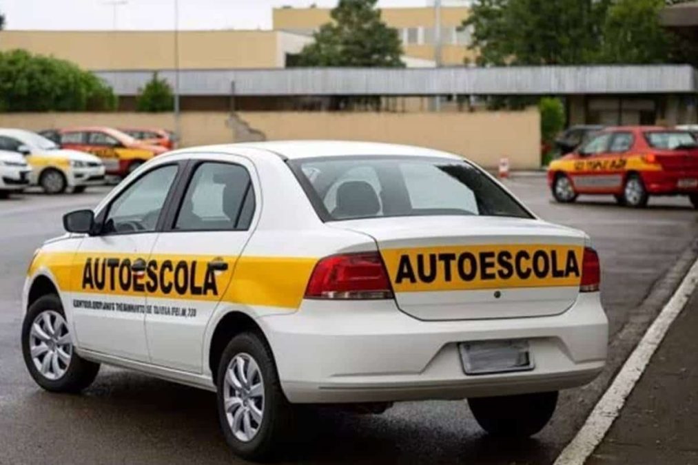 Carro de autoescola simboliza instrutor de trânsito autônomo.