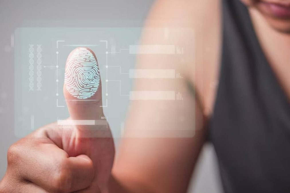 Pessoa realizando leitura de digital para cadastramento biométrico