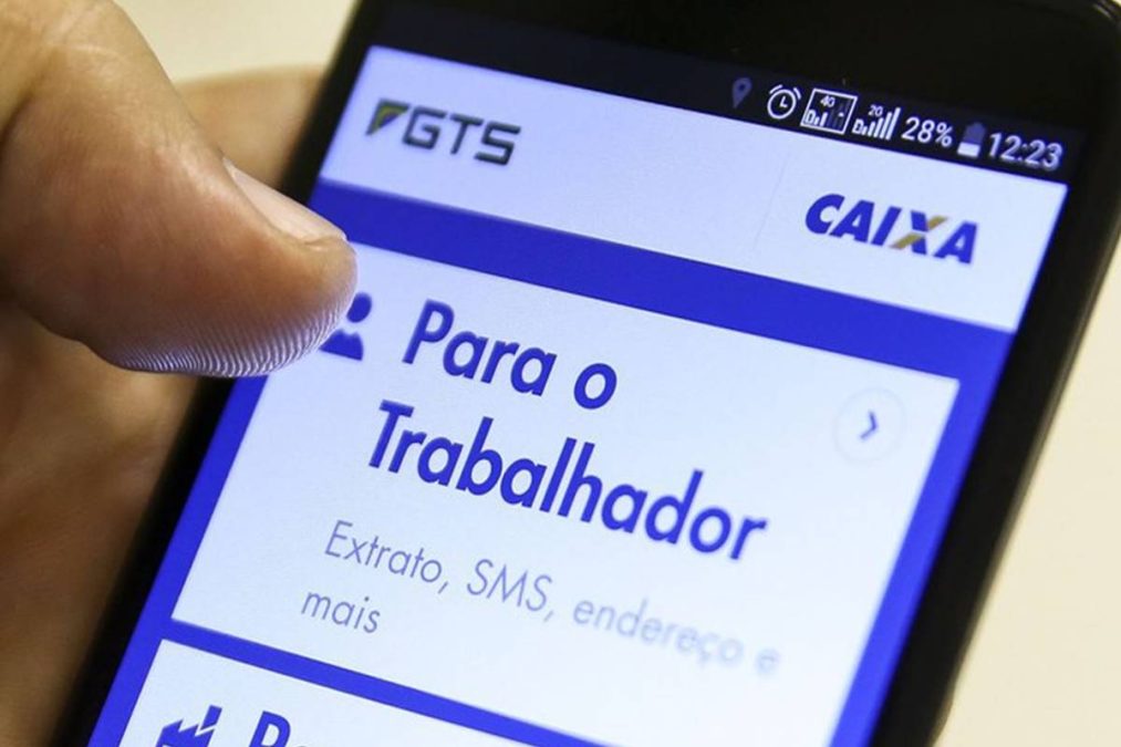 Tela de celular com aplicativo da Caixa sobre empréstimo FGTS