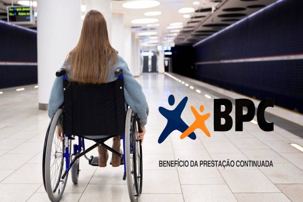 O ChatGPT disse: Pessoa em cadeira de rodas representando beneficiário do BPC.