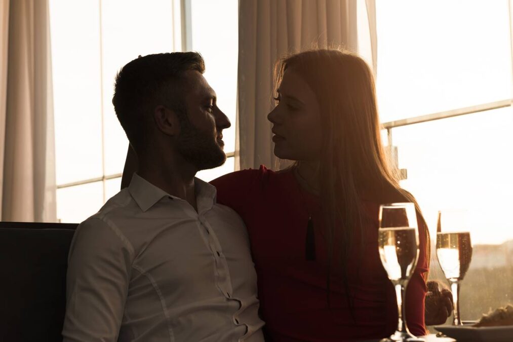 Casal em encontro romântico signos no primeiro encontro