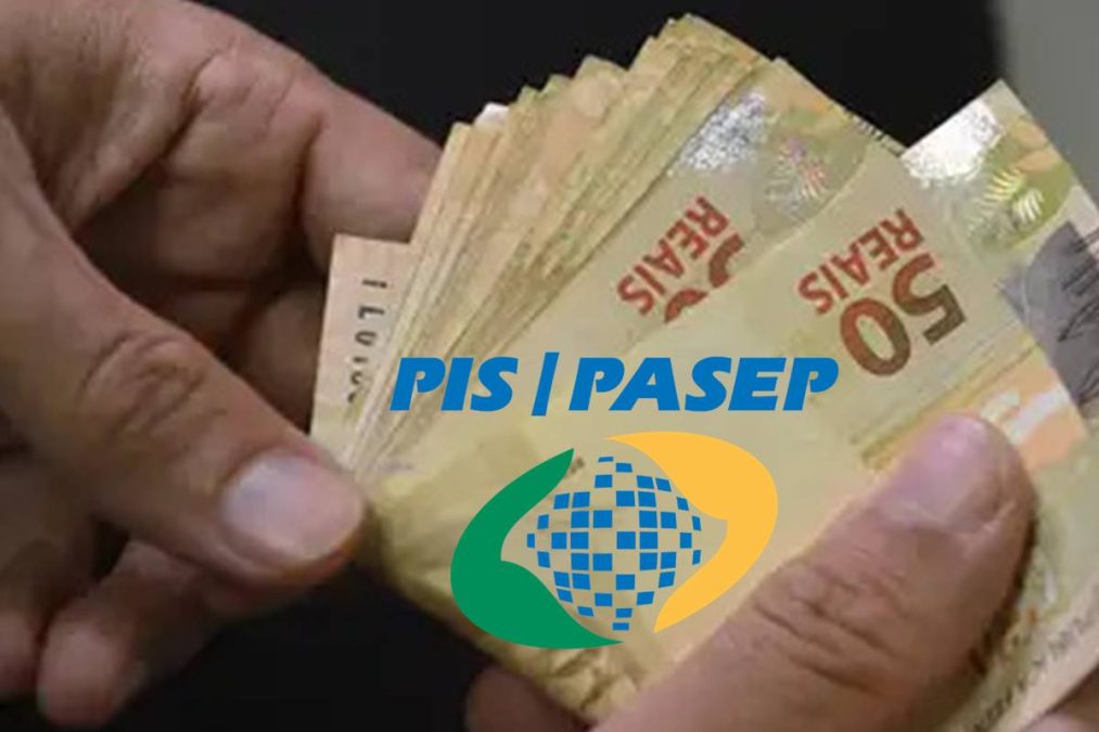 Pessoa segura notas de 50 reais com logo do PIS/Pasep