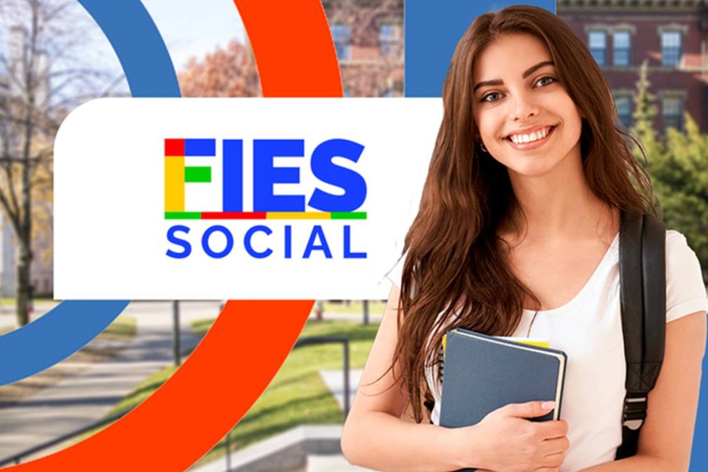 Estudante sorridente segura cadernos ao lado do logotipo do Fies Social