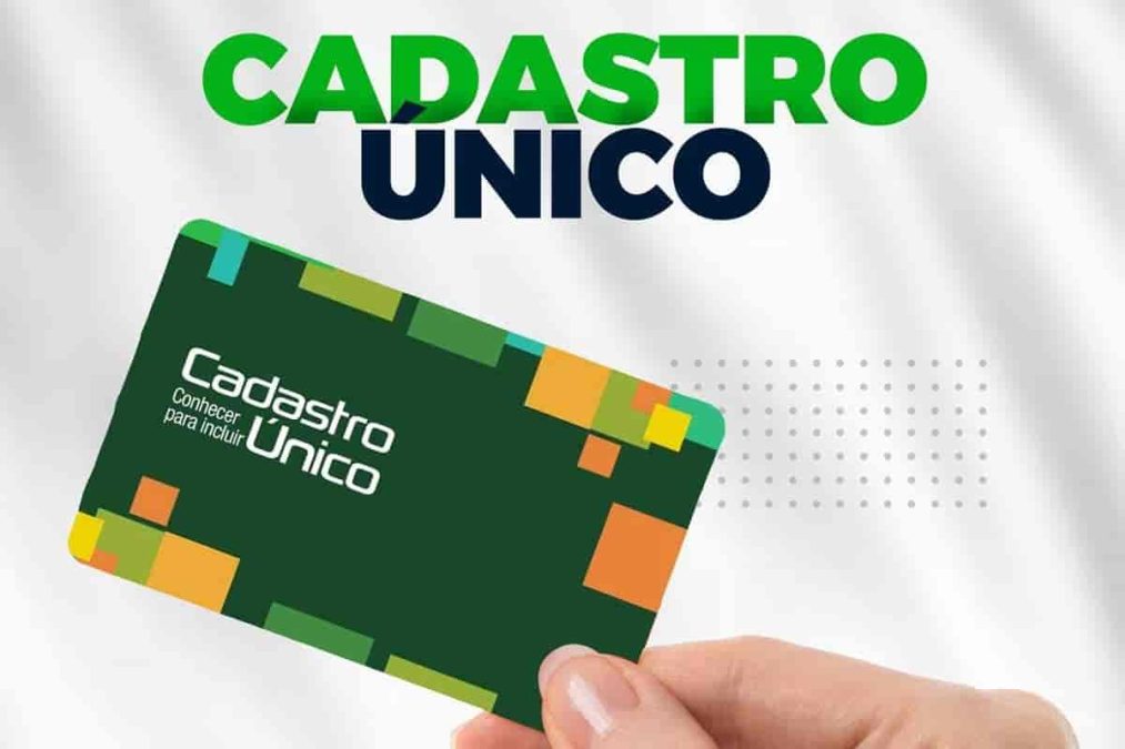 Cartão do Cadastro Único em destaque, simbolizando o acesso aos benefícios sociais do governo