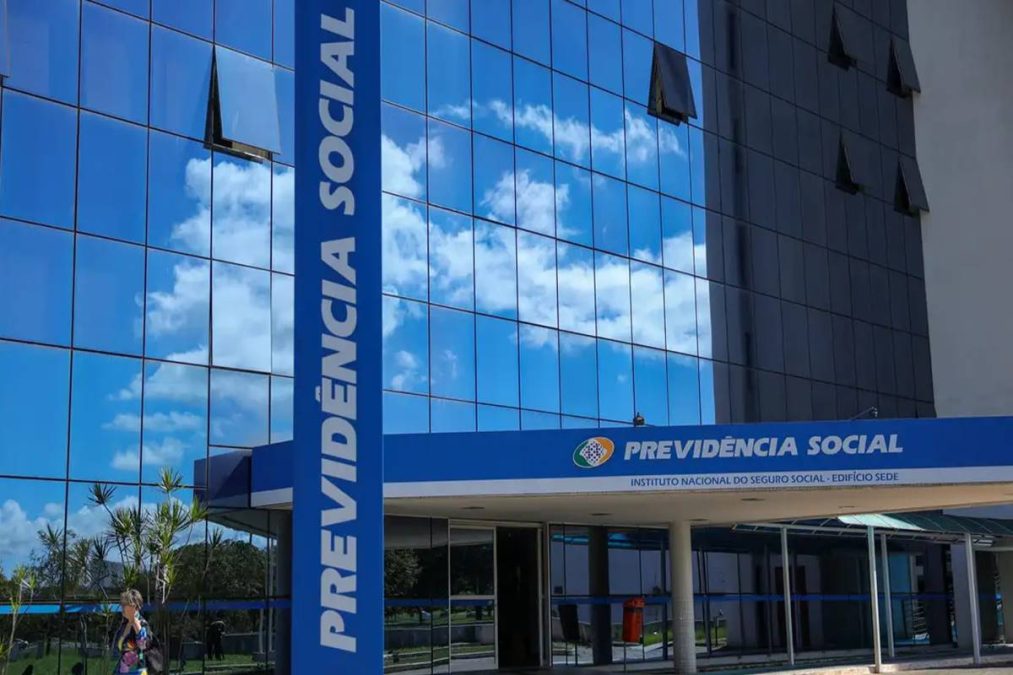 Fachada do INSS com letreiro Previdência Social