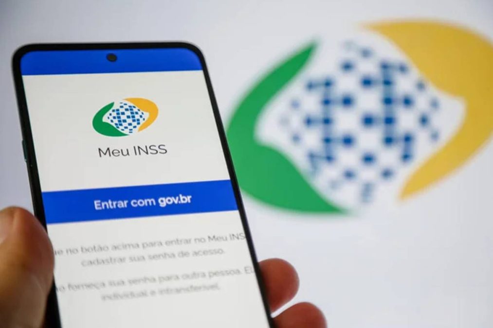 Pessoa acessa o aplicativo Meu INSS para fazer Prova de Vida.