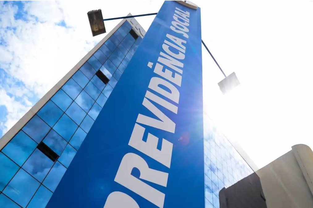 Imagem de fachada da Previdência Social com o nome visível.