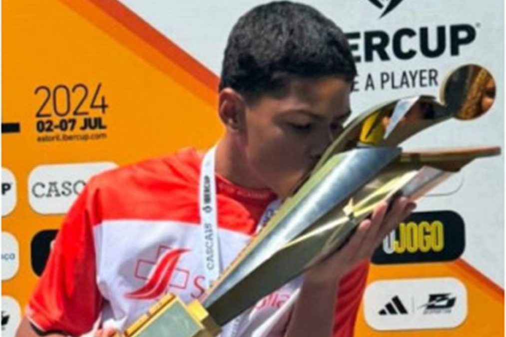 Luiz Paulo beijando a taça