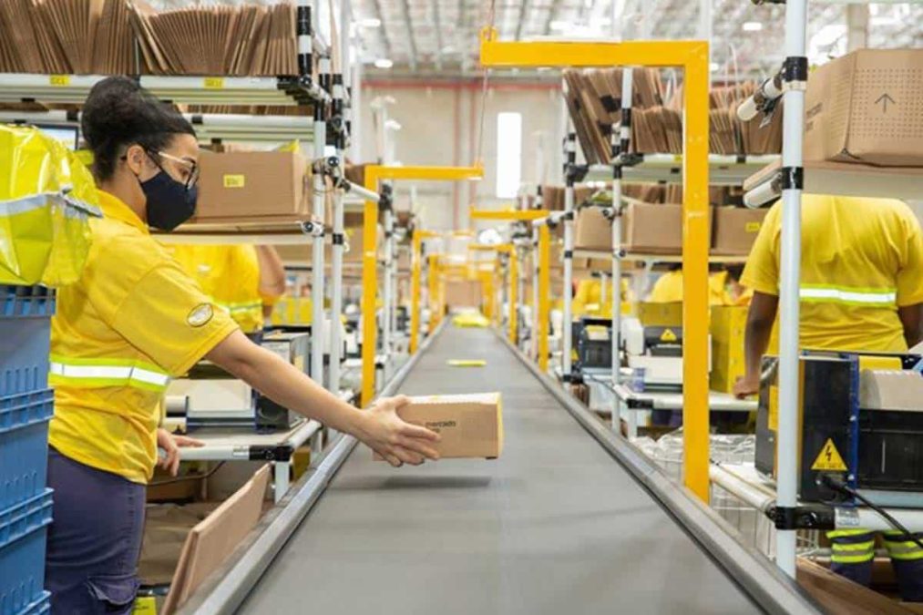 Trabalhadores do Mercado Livre em centro logístico