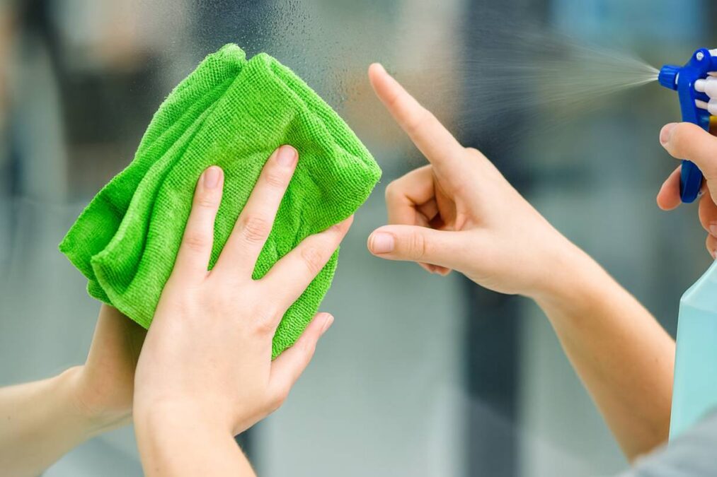 Adeus manchas: Mistura caseira que limpa e blinda vidros e espelhos contra marcas de dedos