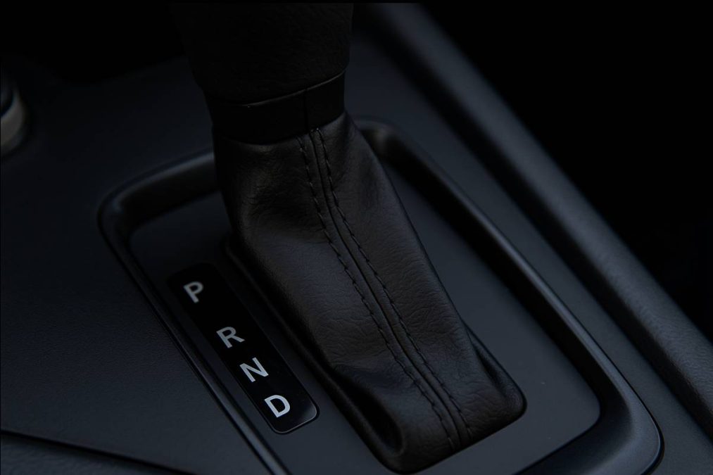 Alavanca de câmbio automático na posição P dentro de um carro.