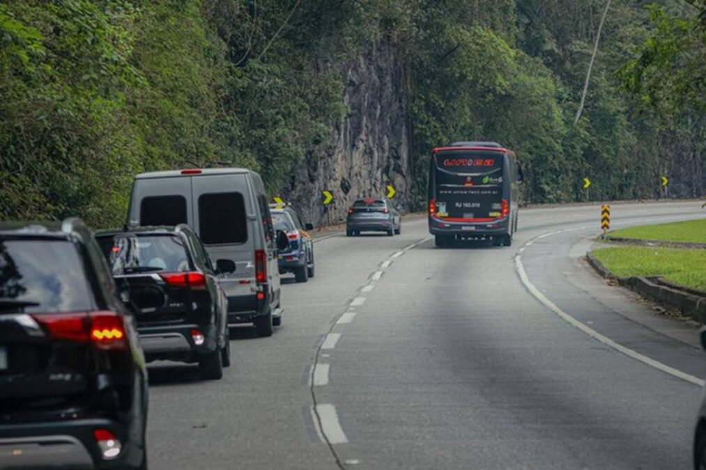 Carros na rodovia federal que vai gerar 72 mil postos de trabalho