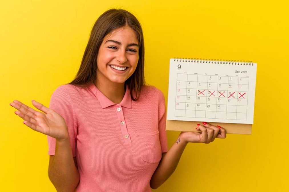 Mulher com calendário na mão olhando o feriado