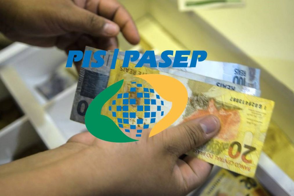 Pessoa conta dinheiro referente ao abono salarial PIS/PASEP