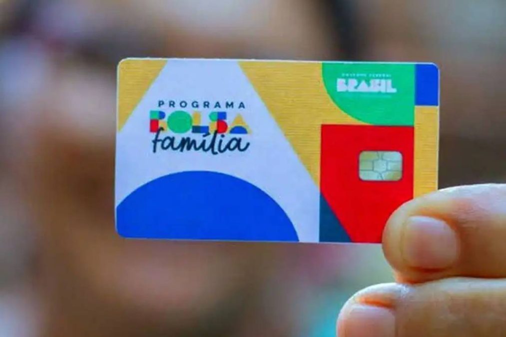 Cartão do Bolsa Família sendo mostrado por beneficiário.