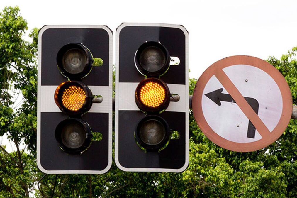 Para que serve o sinal amarelo e quando ele pode multar?