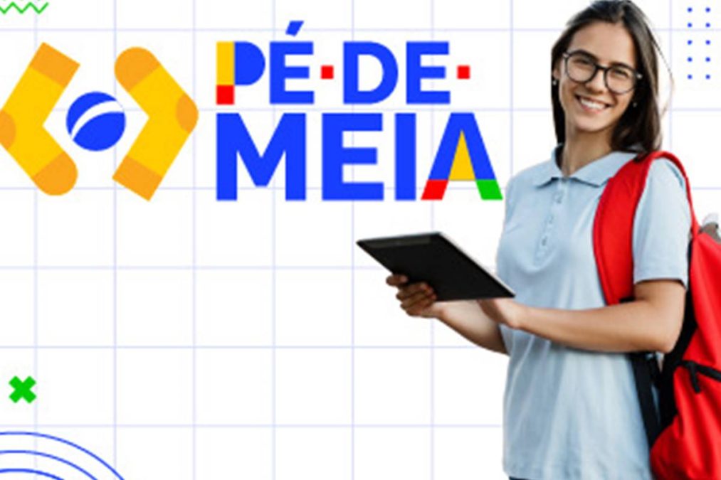 Estudante sorri com mochila e tablet ao lado do logo Pé-de-Meia.