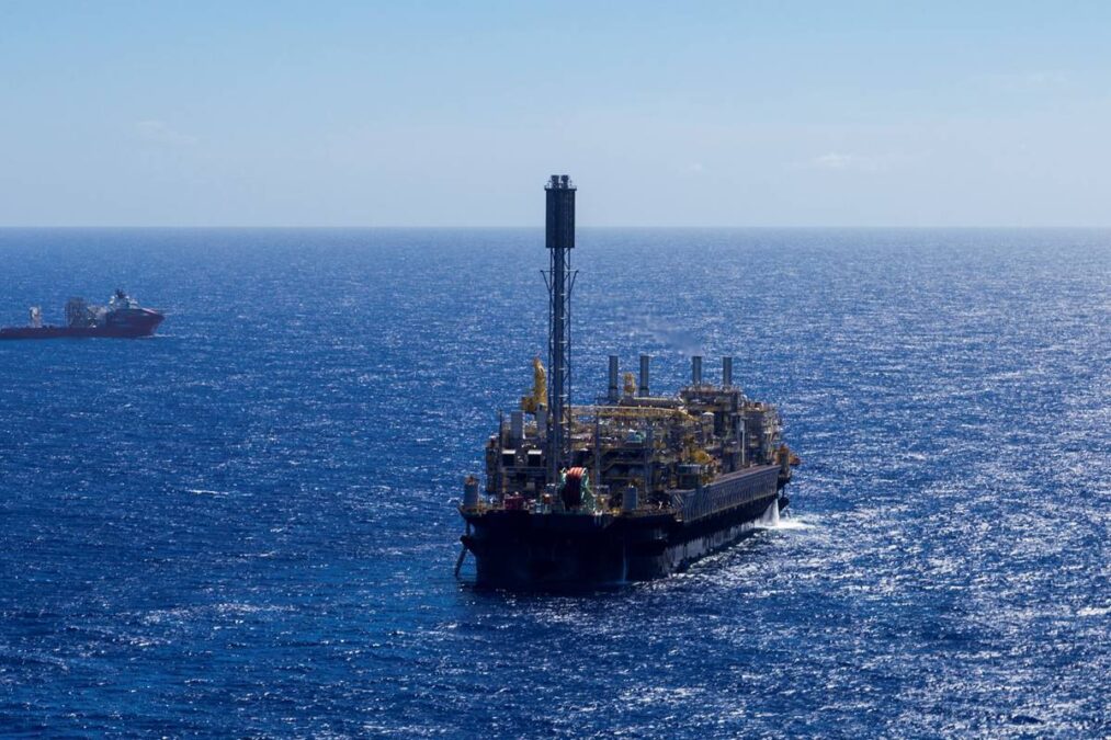 Navio da Petrobras de Búzios 12 navegando nas águas após iniciar contratação