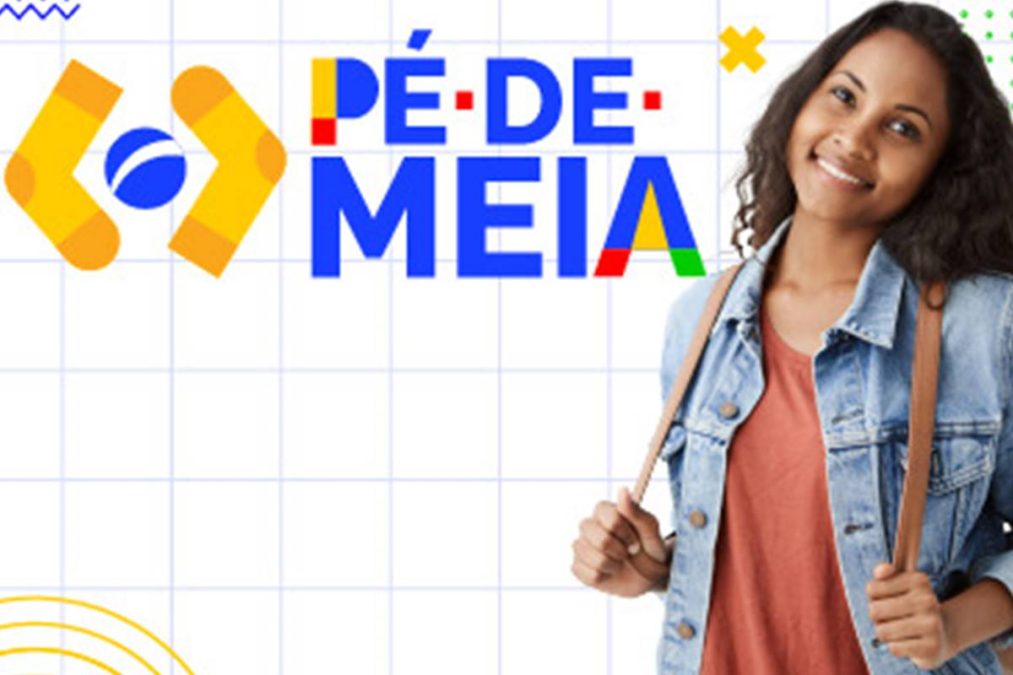 Estudante ao lado do logo do programa Pé-de-Meia