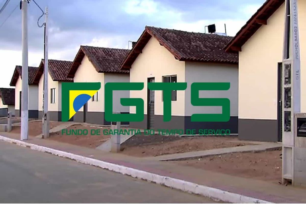 Casas populares com logo do FGTS em destaque