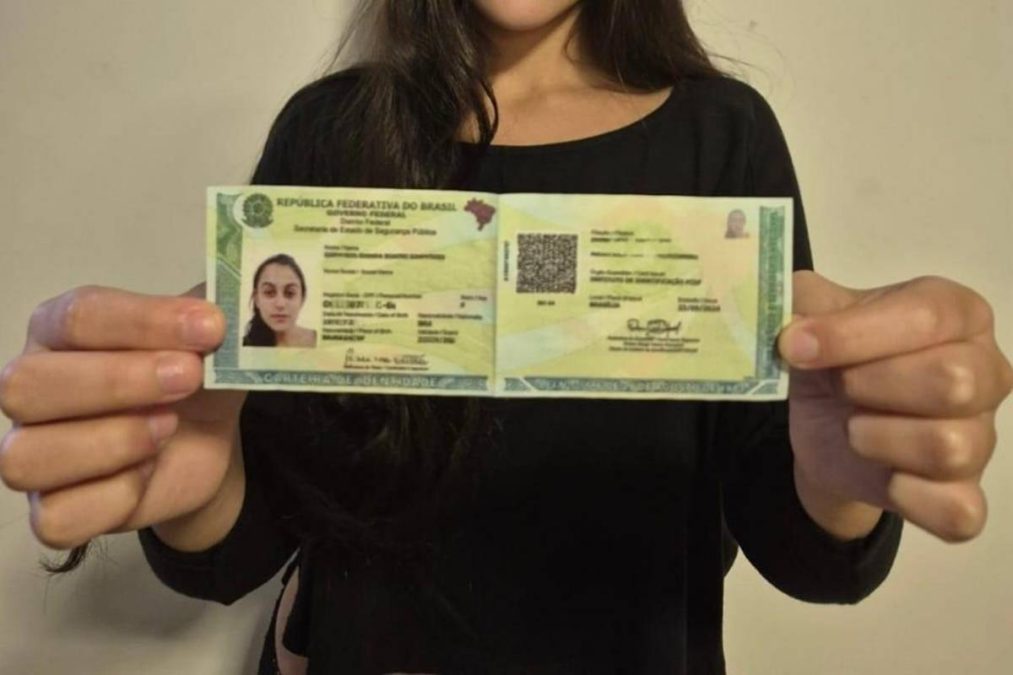 mulher trocou o RG pelo novo CIN