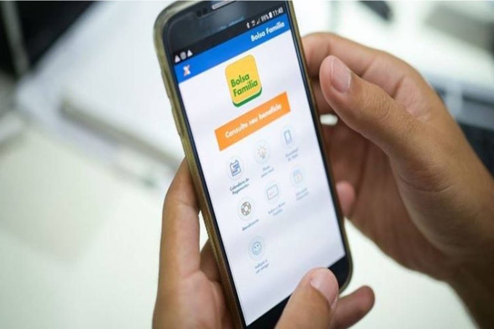 Pessoa usando o app do Bolsa Família no celular