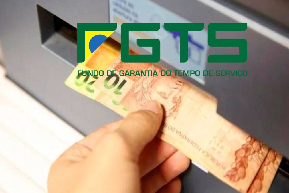 Pessoa sacando dinheiro do FGTS em caixa eletrônico