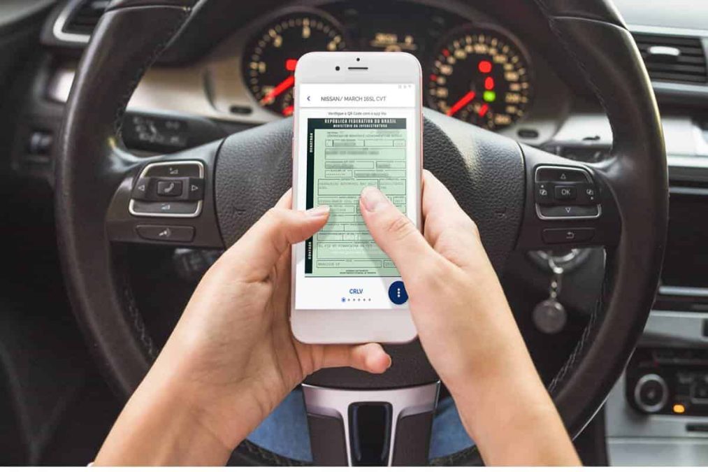 Pessoa consulta CRLV digital e IPVA 2026 no celular