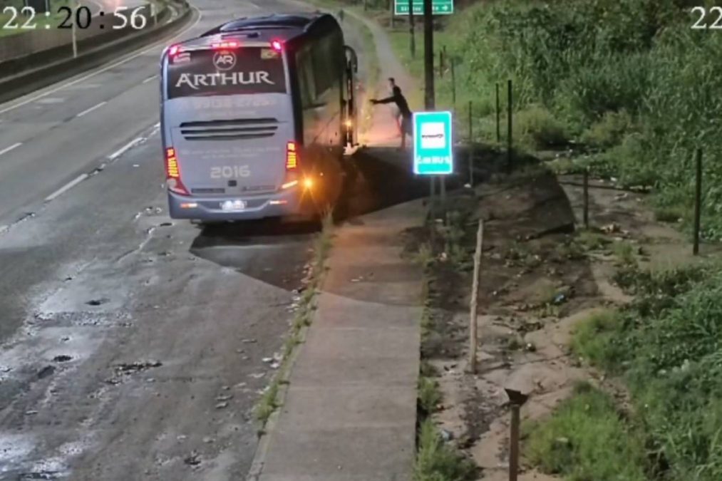 Ônibus parado no ponto durante homicídio