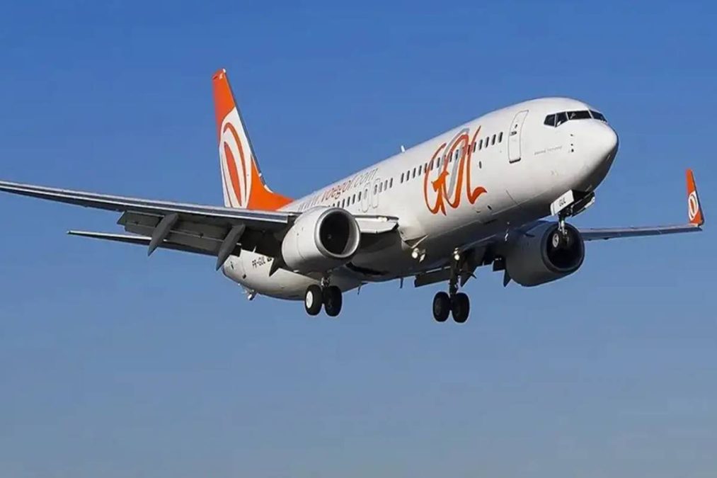 Avião da Gol em voo representa o programa Voa Brasil
