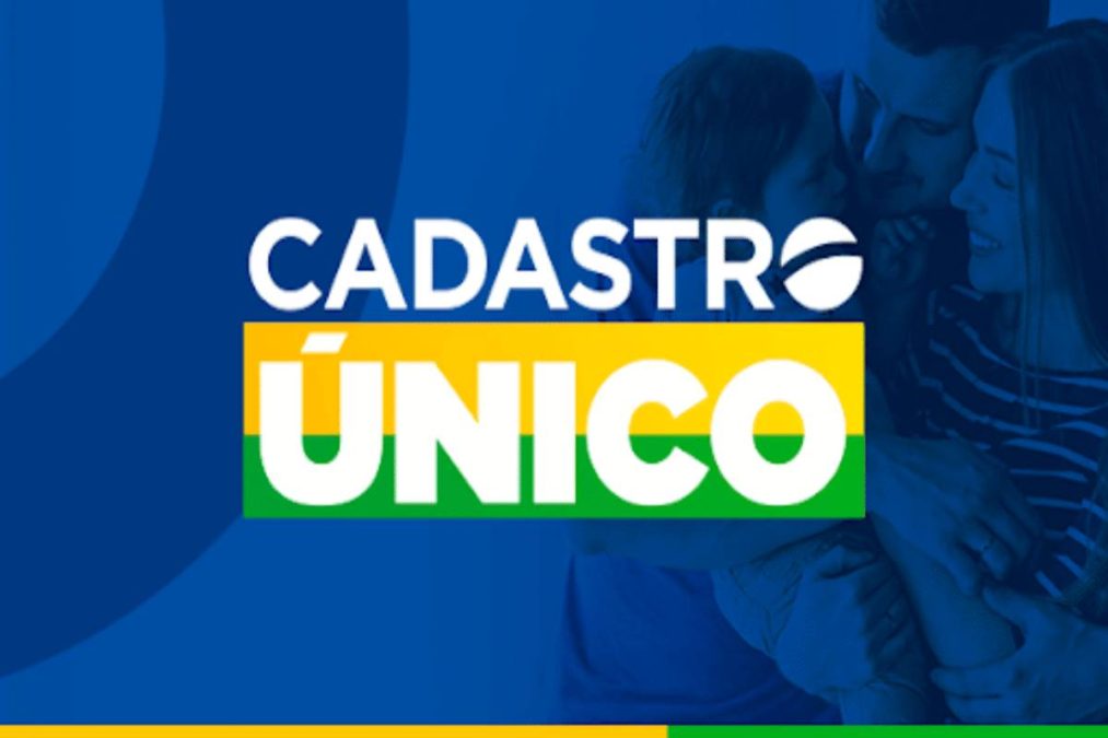 Logo do Cadastro Único com família ao fundo