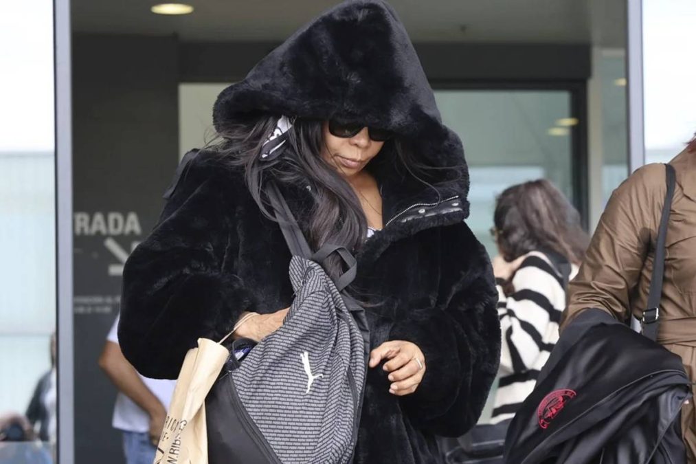 garota de programa saindo do Palácio da Justiça