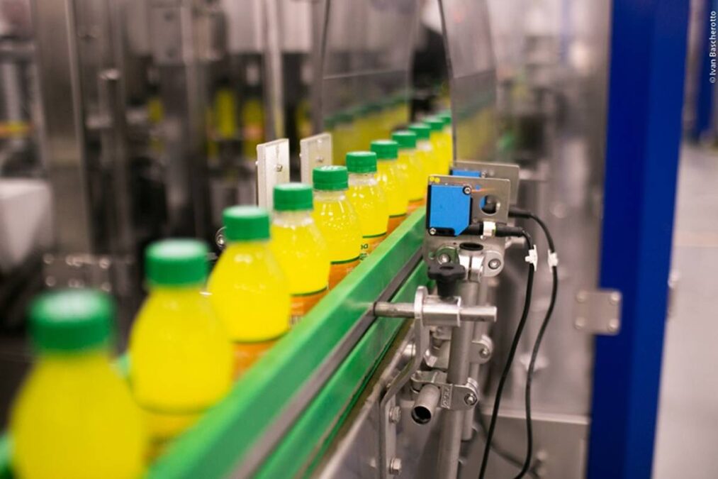 Linha de produção da fábrica Água da Serra de refrigerante