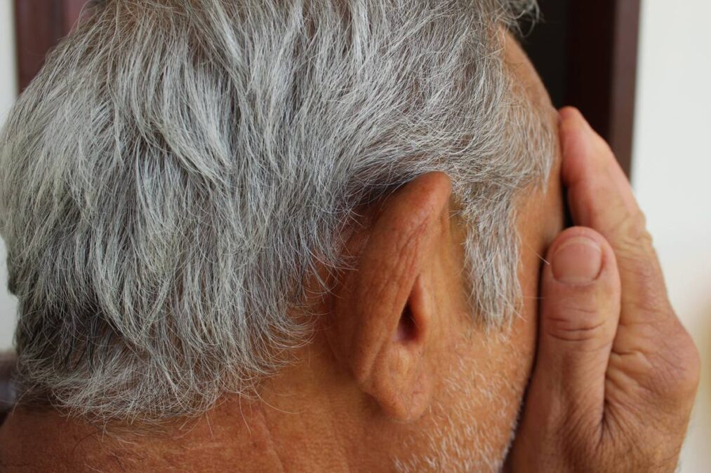 Idoso aposentado do INSS com expressão de preocupação após golpe